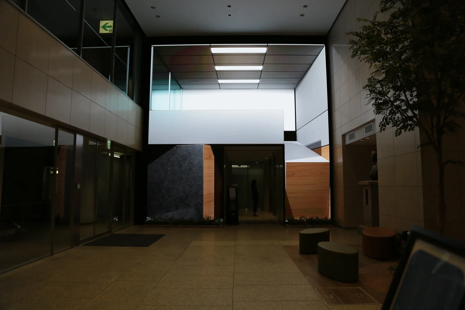 本社ビル エントランススペース 大型サイネージゲート演出