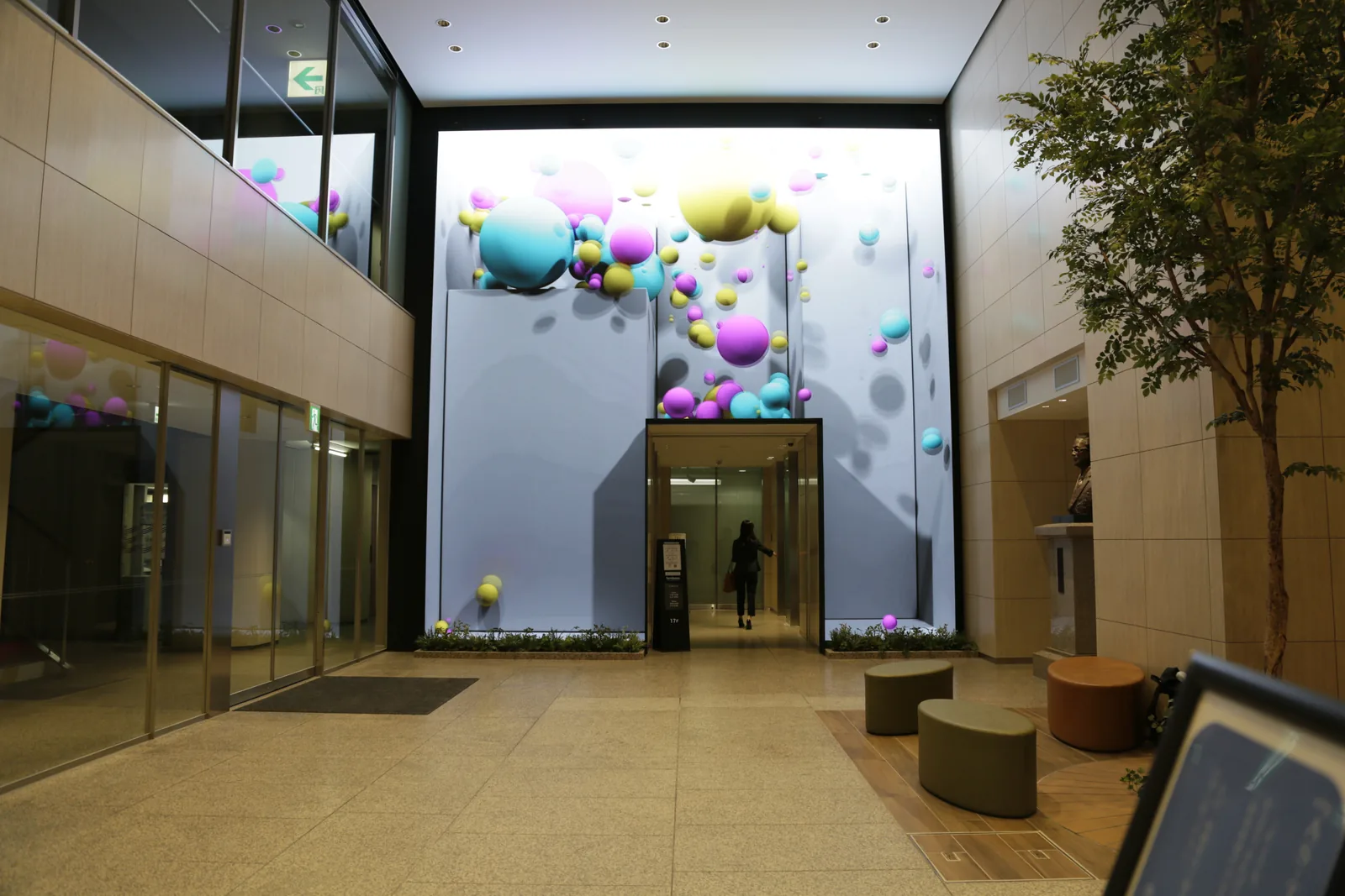 本社ビル エントランススペース 大型サイネージゲート演出