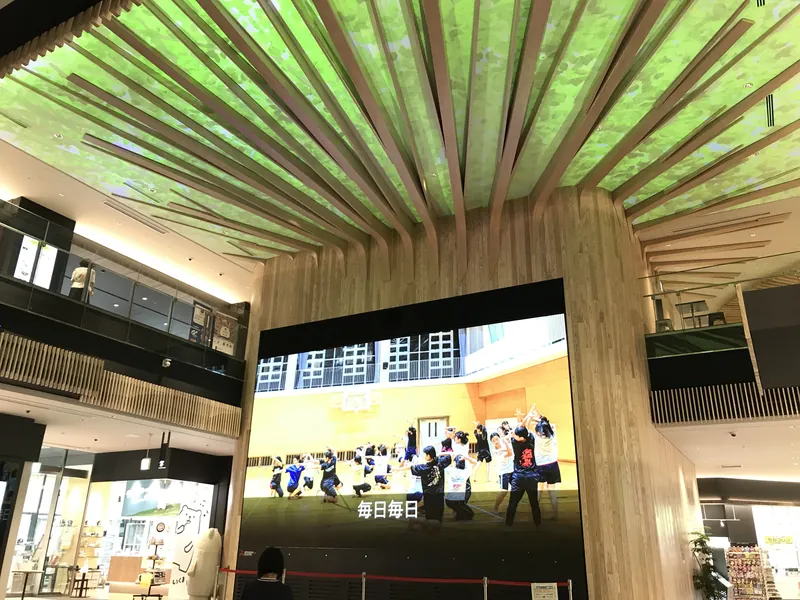 本社ビル商業施設 “よかど鹿児島”　吹き抜け空間 天井プロジェクションマッピング演出